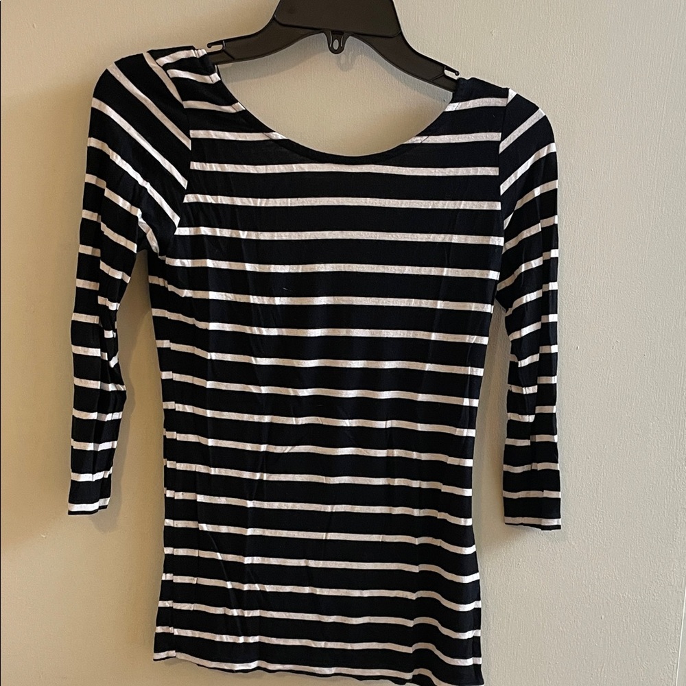 Chic Black and White Striped Long Sleeve Tee